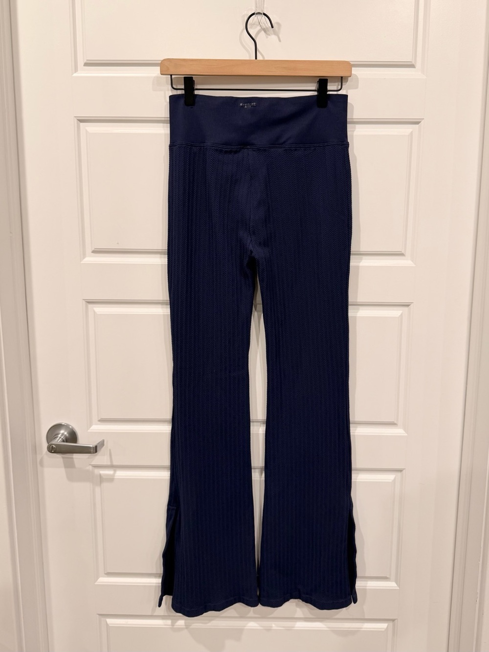 PINK Victoria’s Secret Seamless Cable Flare Leggings Navy Large Athleisure Gym - Picture 2 of 7